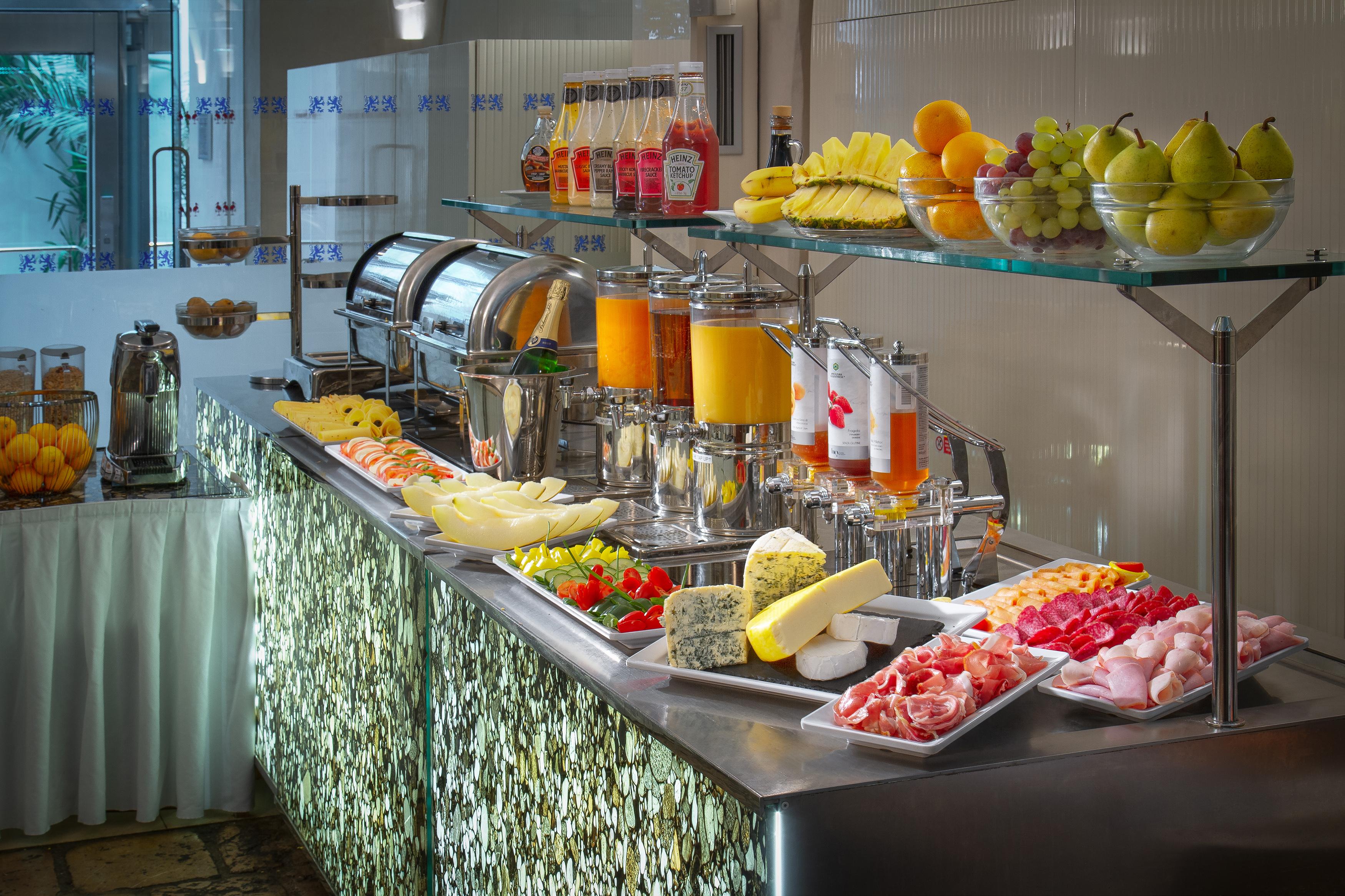 فندق ثري ستوركس براغ المظهر الخارجي الصورة A buffet