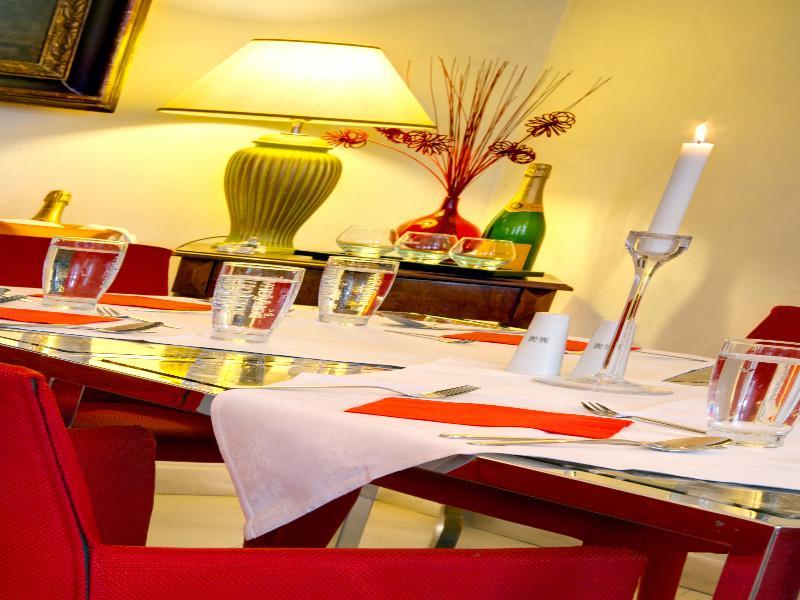 فندق ثري ستوركس براغ المظهر الخارجي الصورة A table set for dinner