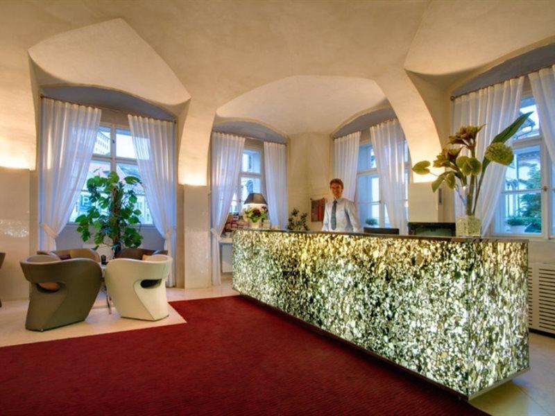 فندق ثري ستوركس براغ المظهر الخارجي الصورة Reception desk at the Hotel Axelmannstein