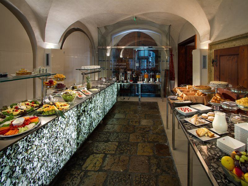 فندق ثري ستوركس براغ المظهر الخارجي الصورة The buffet at the restaurant