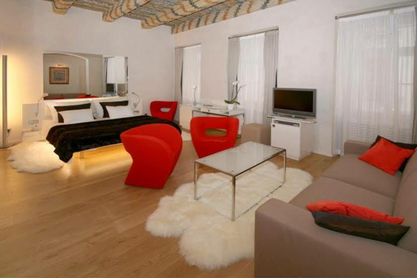 فندق ثري ستوركس براغ المظهر الخارجي الصورة A typical studio apartment